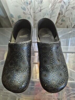 Comfortable Black Patterned Men's Clogs